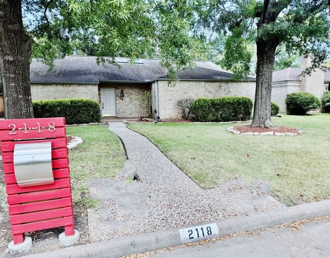 Photo - 2118 Briarcrest Dr House