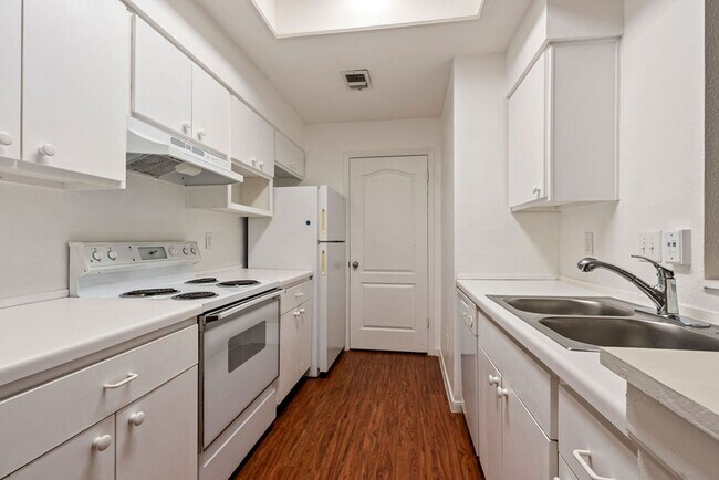 Photo - Amazing 1 bedroom, 1 bathroom Condo in Montevista! Unidad 1605