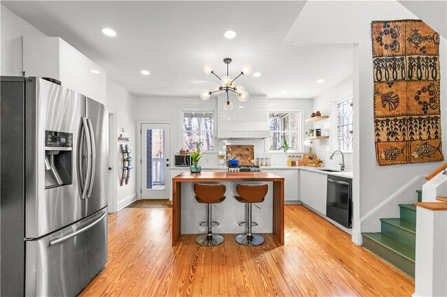 Photo - 565 Harold Ave NE