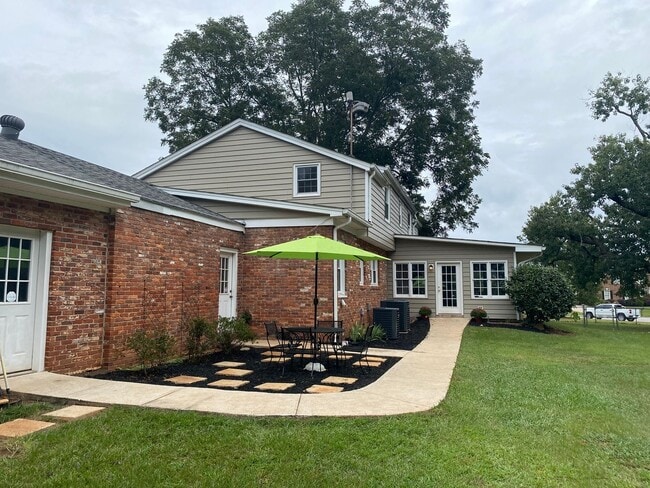 Photo - 4 BR/ 3 1/2 Bathrooms Home Centrally locat...