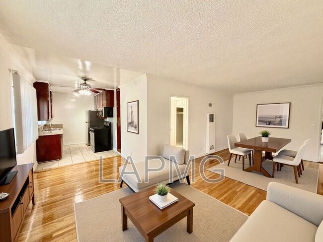 Building Photo - 956 Wilcox Ave
