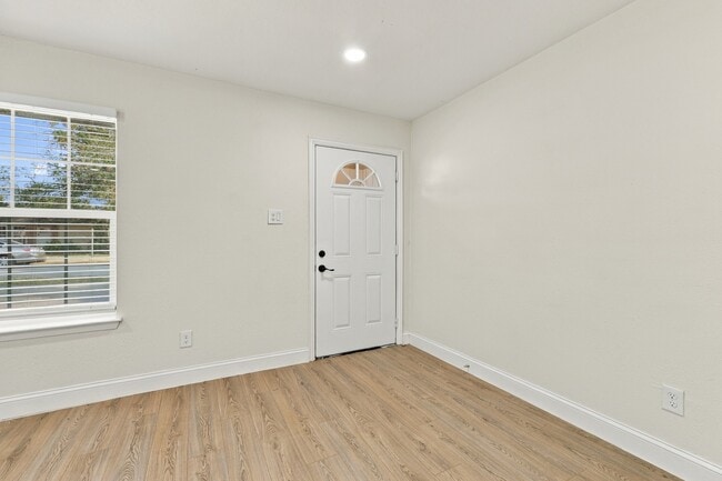 2BR/1.0BA Home - Arlington