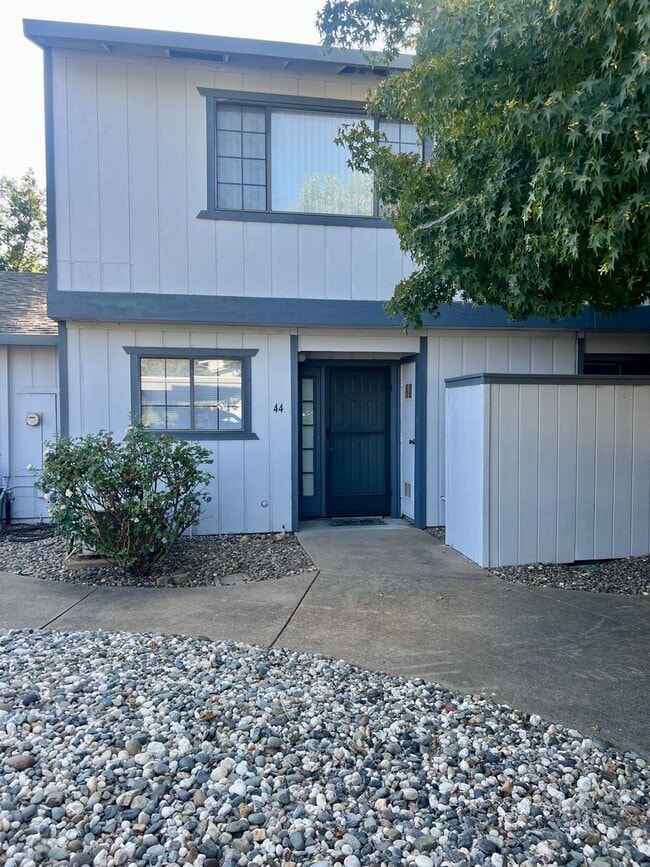 Building Photo - 44 Westview Dr
