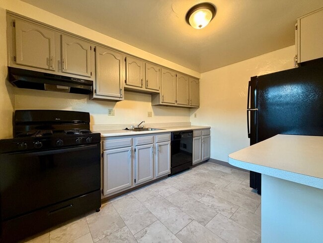 Building Photo - Must-See Two Bedroom Townhouse in Plum! Up...