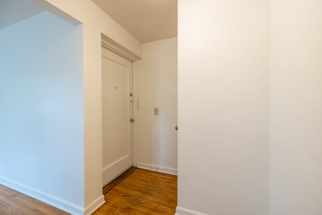 Entrada - Elmwood Manor Apartments and Townhouses