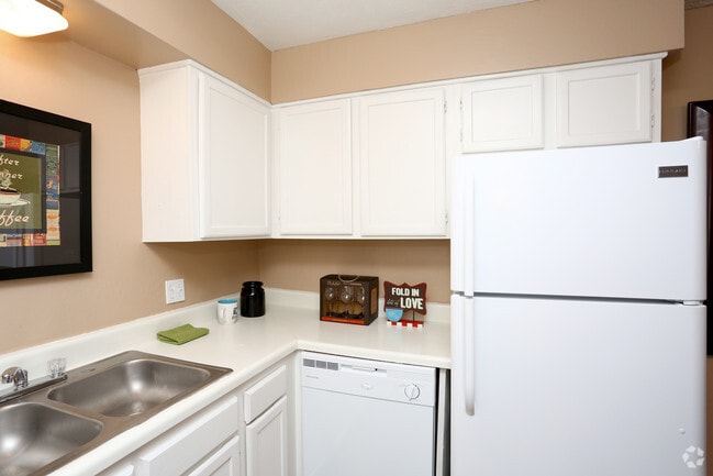 2BR, 2BA - 948SF - Kitchen - Remington Apartments