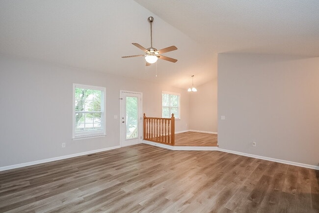 18 Gray Ghost St
