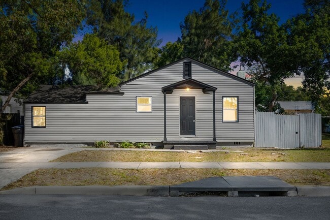 Building Photo - Large 4 bed/1.5 bath House & Section 8 Acc...