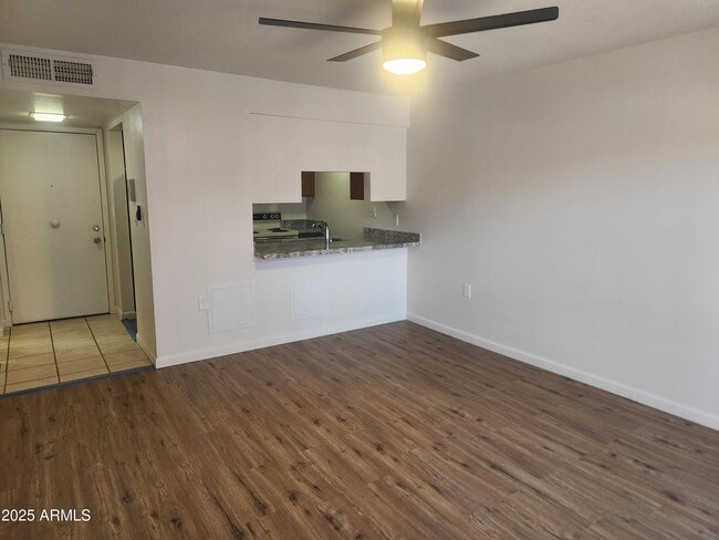 Photo - 3033 E Devonshire Ave Apartamento Unidad 1028