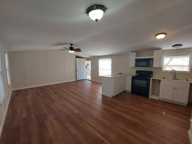 Photo - San Pedro Mobile Home Park- 4 Bedroom Doub...