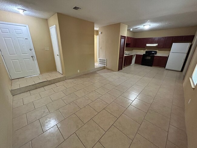 Photo - AVAILABLE NOW! 2 Bedroom / 1 Bath Home Near Randolph AFB!