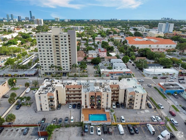 Building Photo - 1050 SW 1st St Unit 220 Rental