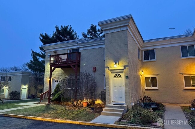 Building Photo - 16 Lake Ave Unit 2B