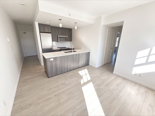 Building Photo - SF 303 Unit 303