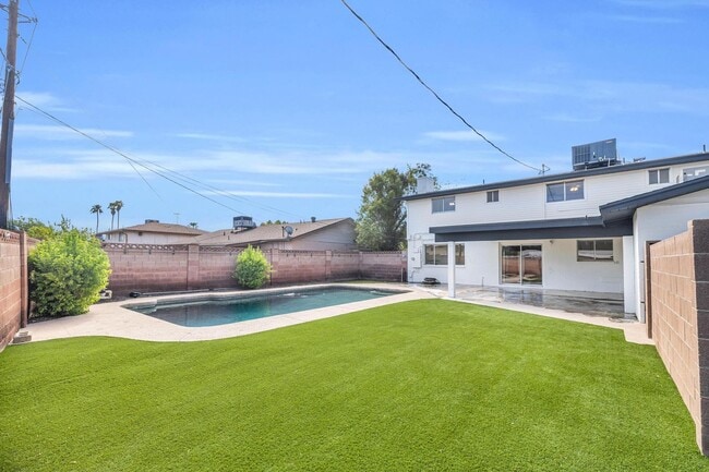 Photo - 6 Bedroom! 4 1/2 BATHS!  ASU! Diving Pool! Less than 1 mile to campus