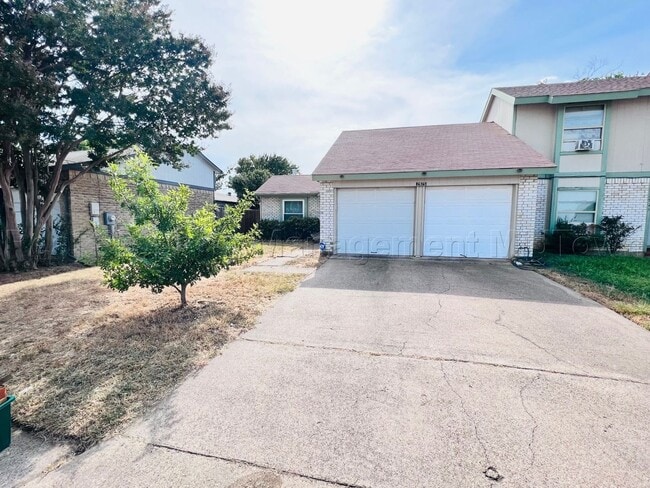 Photo - Charming 2 bedroom 1-bathroom Duplex unit ...