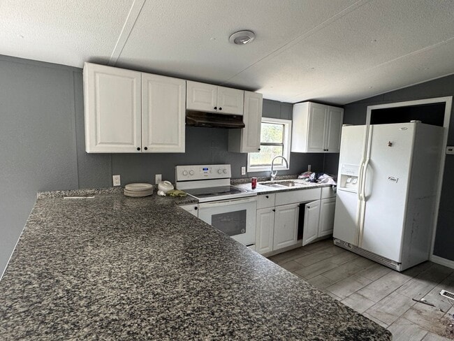 Photo - Large Fenced Yard In A Quiet Neighborhood