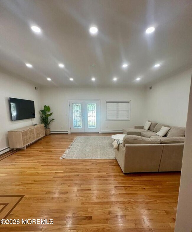 Photo - 218 Lewis St