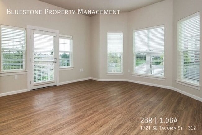 Building Photo - 1721 SE Tacoma St Unit 312