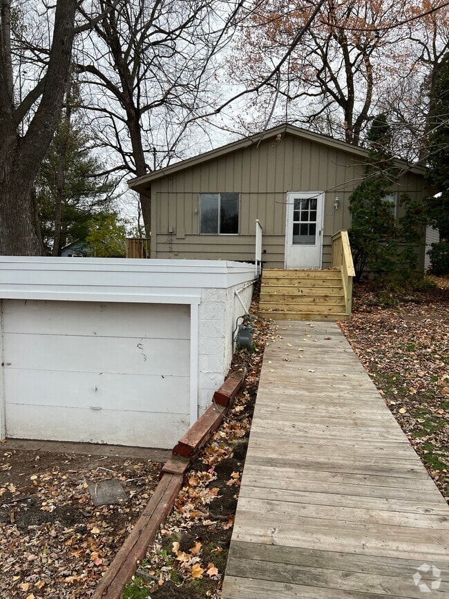 Attached Garage with New Roof - 5013 Shoreline Dr Rental