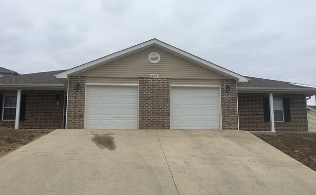 Building Photo - 6656-MF2-E2 Unit A Rental