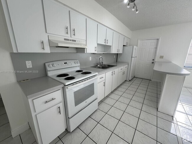 Building Photo - 2444 Wilson St Rental