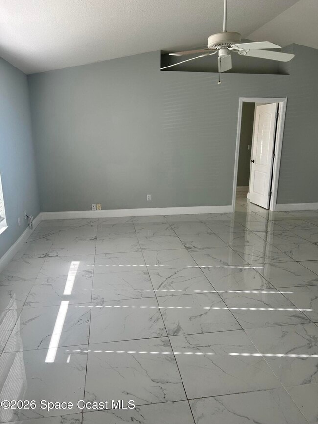 Photo - 1492 Glencove Ave NW