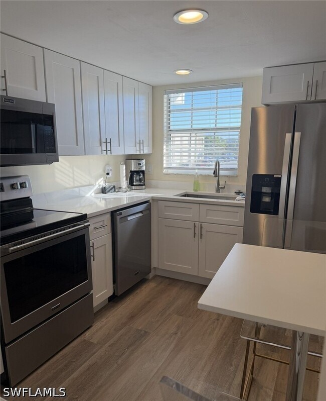 Building Photo - 1900 Alamanda Dr Unit 202