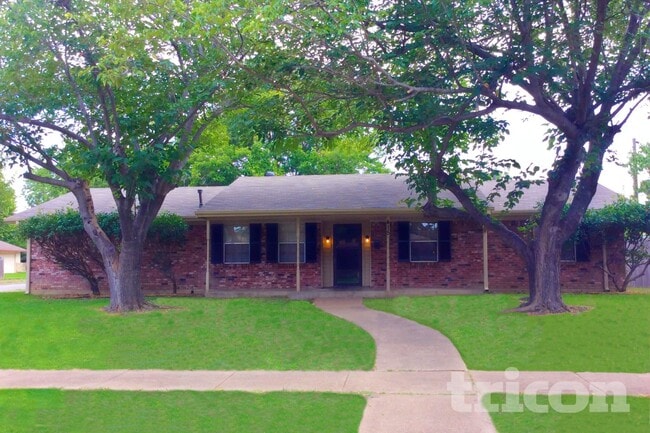 Building Photo - 415 E Mona Ave