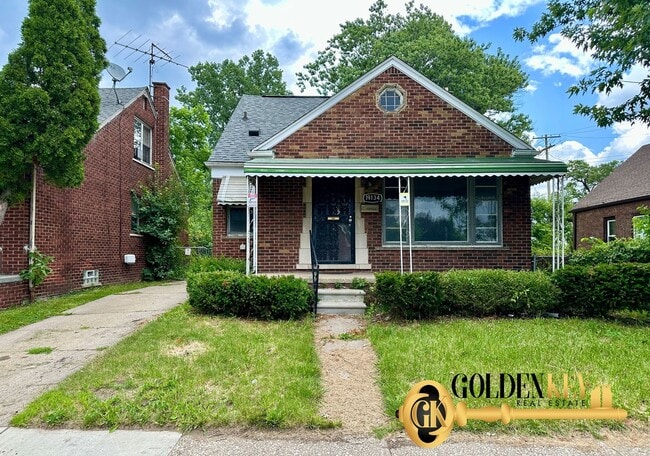 Building Photo - Spacious 4 bed / 2 bath with garage and fi... Rental