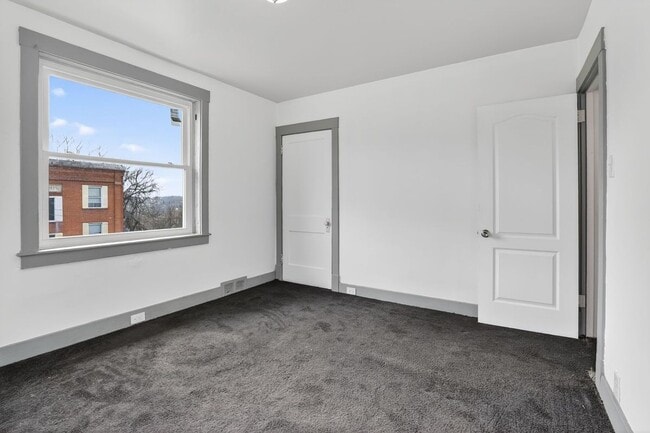 Photo - 217 Reifert St