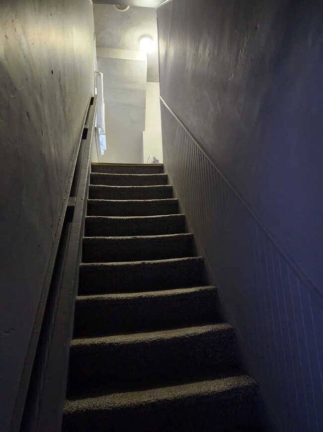 Building Photo - 710 E 13th St Unit Apt. B