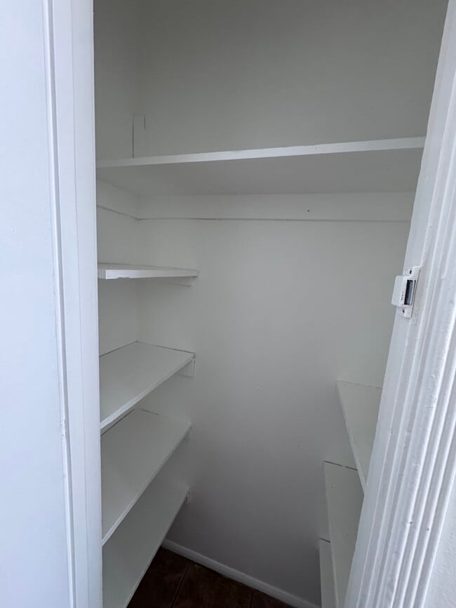 Kitchen pantry - 1850 N Hollywood Way Unidad A