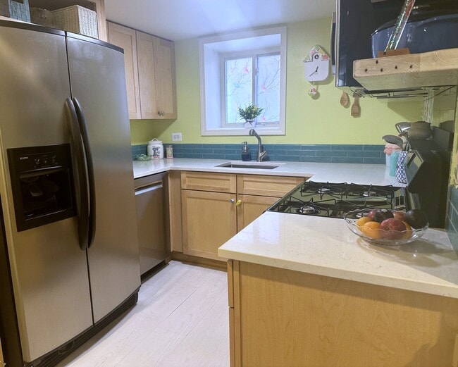 Encimera de cuarzo, electrodomésticos de acero inoxidable, lavavajillas - 5940 N Bernard St Unidad Garden