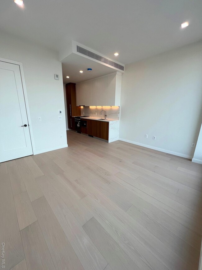 Photo - 35-32 Leavitt St Unidad 11M