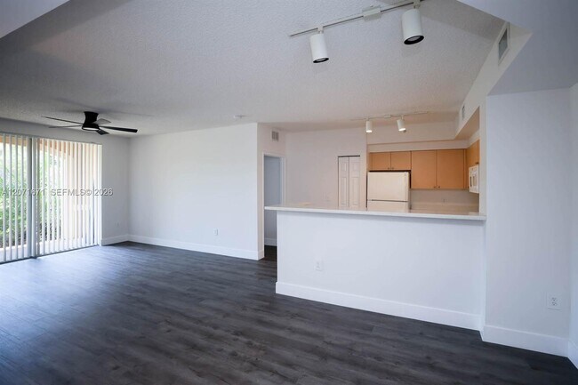 Photo - 8050 N Nob Hill Rd Unidad 106