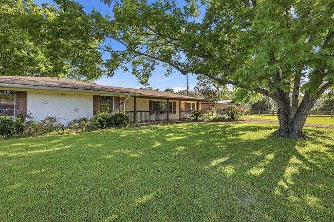 Photo - 102 Whispering Oak St