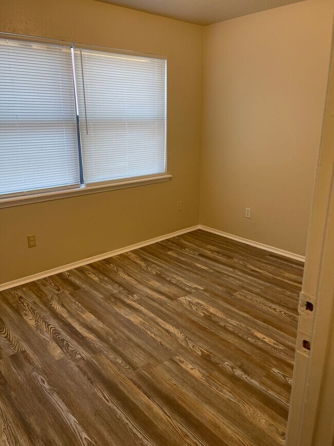 Building Photo - 2 bedroom 1 bath Rental