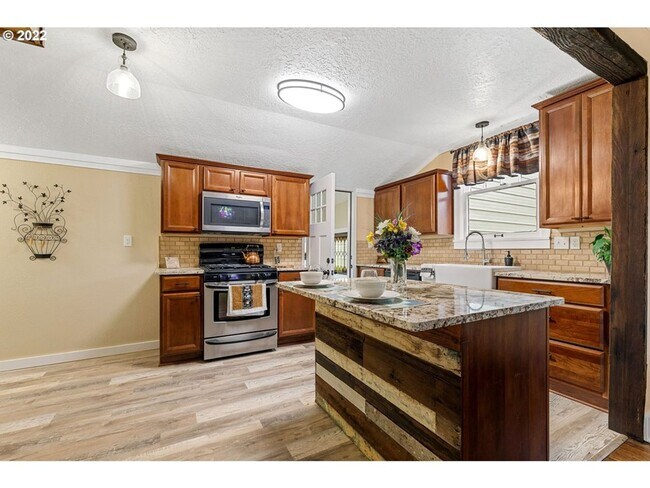 Photo - 5 Bedroom Farmhouse on .95 Acres with ADU