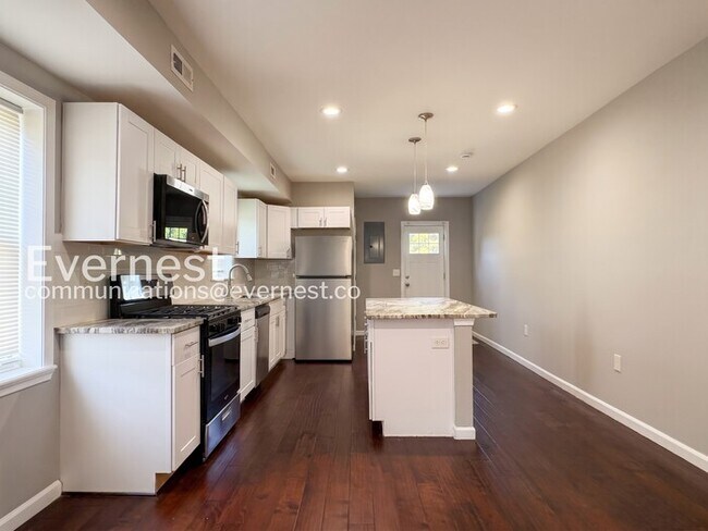 Photo - 3 Bed/1.5 Bath Townhome with fenced yard and deck/ Available Now!