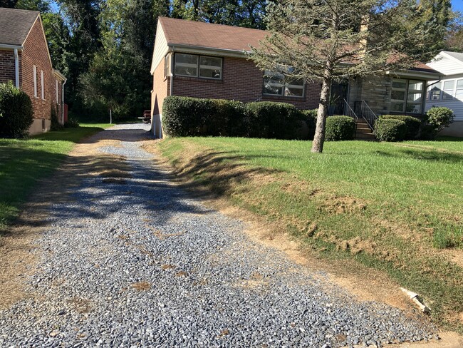 Driveway - 1337 Cherokee Ave Unit Basement Apartment