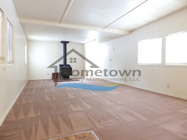 Spacious 2 Bedroom Home with Wood Stove in... - Spacious 2 Bedroom Home with Wood Stove in...