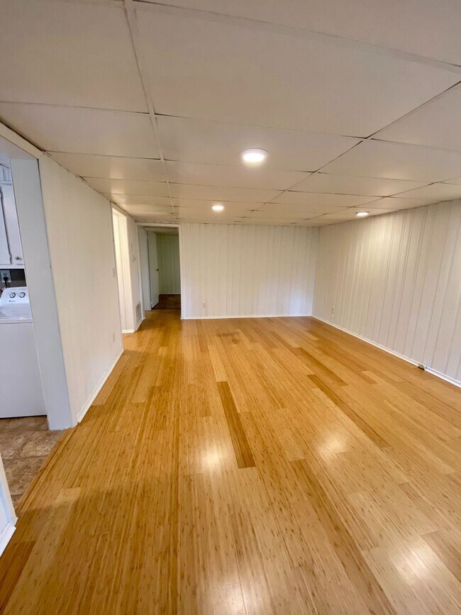 Building Photo - 205-Hillcrest Unit 205-04 Rental