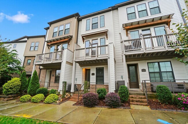 Building Photo - Modern Townhome in the Heart of Plaza Midw...