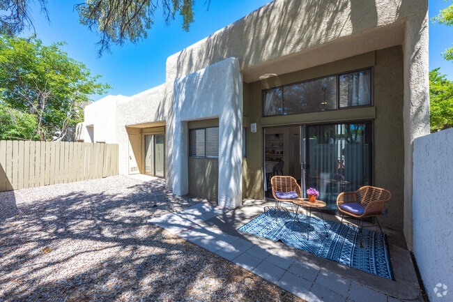 2BR, 2BA - 1,143SF - Patio