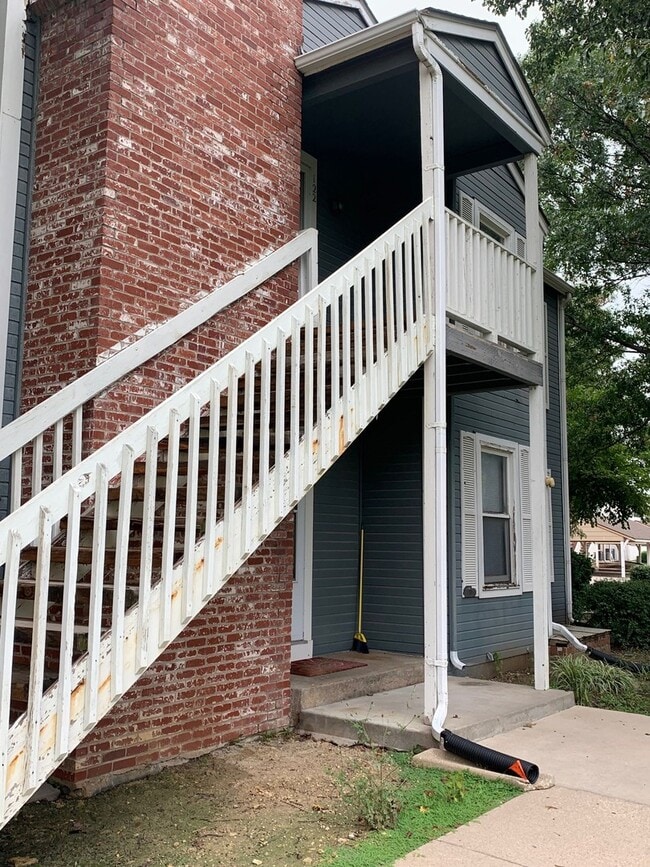 Building Photo - South East side Apartment Unit 122