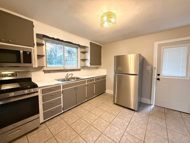 Photo - Beautiful Brick Home in Prime Hickory Location – Spacious Layout & Hardwood Floors!