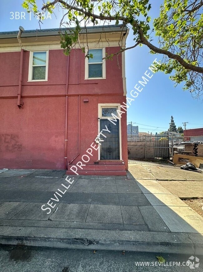 Building Photo - TOTALLY REMODELED 3BR / 1BA Upstairs Apart... Rental