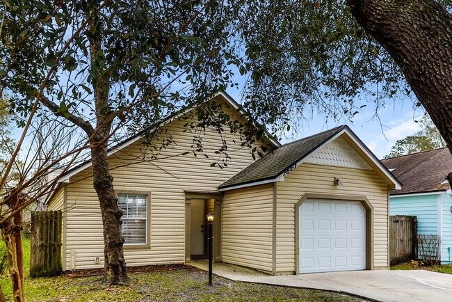 Photo - 1853 Alberta Ct N
