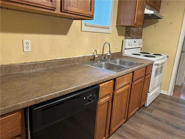 Photo - 418 Holly Dr SE